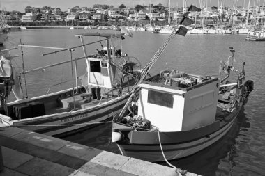 İtalya, Sicilya, Marina di Ragusa (Ragusa Eyaleti), 11 Mart 2020, Sicilya tahtadan balıkçı tekneleri ve limanda lüks yatlar - EDITORIAL