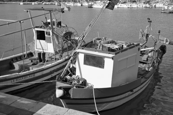 イタリア シチリア島 マリーナ ラグーザ ラグーザ州 3月2020 港でのシチリアの木製漁船や高級ヨット — ストック写真