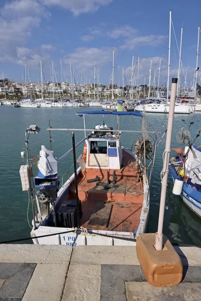 意大利 西西里 拉古萨 拉古萨省 2020年3月11日 港口的镰状木制渔船和豪华游艇 Editorial — 图库照片