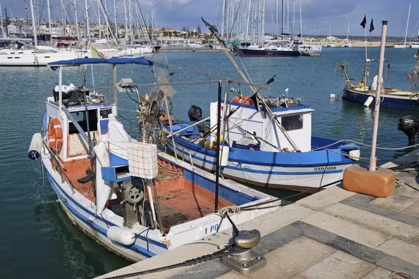 意大利 西西里 拉古萨 拉古萨省 2020年3月11日 港口的镰状木制渔船和豪华游艇 Editorial — 图库照片