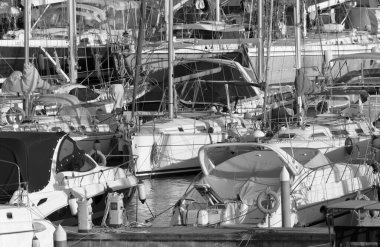 İtalya, Sicilya, Akdeniz, Marina di Ragusa (Ragusa Eyaleti); 16 Mart 2020, limanda lüks yatlar