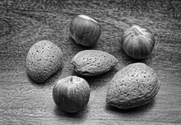 Cibo Nocciole Mandorle Tavolo Legno — Foto Stock