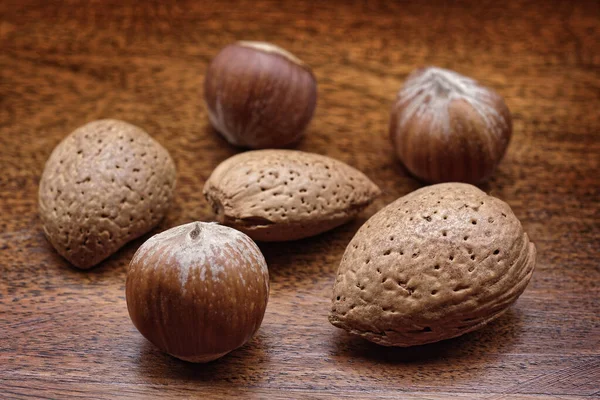 Voedsel Hazelnoten Amandelen Een Houten Tafel — Stockfoto