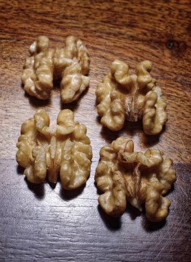 Yiyecek. Tahta masada taze fındık.