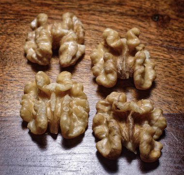 Yiyecek. Tahta masada taze fındık.