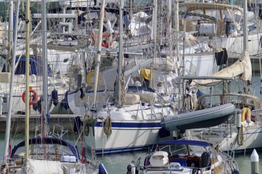 İtalya, Sicilya, Akdeniz, Marina di Ragusa (Ragusa Eyaleti); 19 Mart 2020, limanda yelkenli tekneleri - EDITORIAL