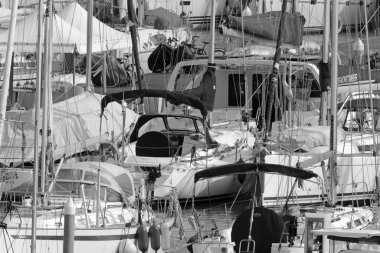 İtalya, Sicilya, Akdeniz, Marina di Ragusa (Ragusa Eyaleti); 19 Mart 2020, limanda yelkenli tekneleri - EDITORIAL