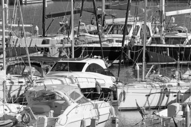 İtalya, Sicilya, Akdeniz, Marina di Ragusa (Ragusa ili); 20 Mart 2020, limanda lüks yatlar - EDITORIAL