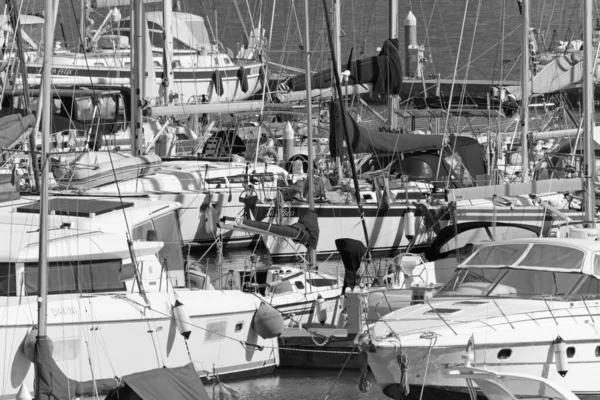 イタリア シチリア島 地中海 マリーナ ラグーザ ラグーザ州 3月2020 ポート内の高級ヨット Editorial — ストック写真