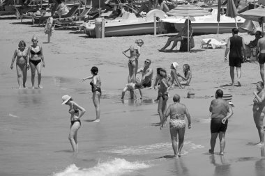 İtalya, Sicilya, Akdeniz, Güney kumlu kıyı şeridi, Cava D'Alica (Ragusa eyaleti); 12 Temmuz 2019, sahilde insanlar - Editörden