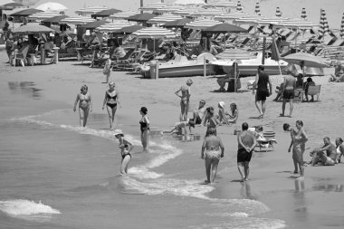 İtalya, Sicilya, Akdeniz, Güney kumlu kıyı şeridi, Cava D'Alica (Ragusa eyaleti); 12 Temmuz 2019, sahilde insanlar - Editörden