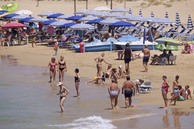 İtalya, Sicilya, Akdeniz, Güney kumlu kıyı şeridi, Cava D'Alica (Ragusa eyaleti); 12 Temmuz 2019, sahilde insanlar - Editörden
