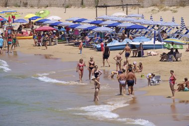 İtalya, Sicilya, Akdeniz, Güney kumlu kıyı şeridi, Cava D'Alica (Ragusa eyaleti); 12 Temmuz 2019, sahilde insanlar - Editörden