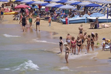 İtalya, Sicilya, Akdeniz, Güney kumlu kıyı şeridi, Cava D'Alica (Ragusa eyaleti); 12 Temmuz 2019, sahilde insanlar - Editörden