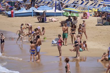 İtalya, Sicilya, Akdeniz, Güney kumlu kıyı şeridi, Cava D'Alica (Ragusa eyaleti); 12 Temmuz 2019, sahilde insanlar - Editörden