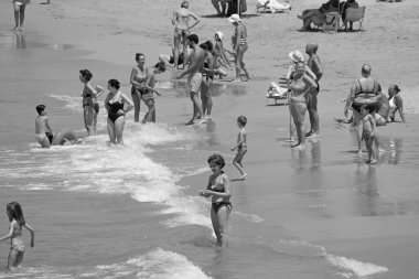 İtalya, Sicilya, Akdeniz, Güney kumlu kıyı şeridi, Cava D'Alica (Ragusa eyaleti); 12 Temmuz 2019, sahilde insanlar - Editörden