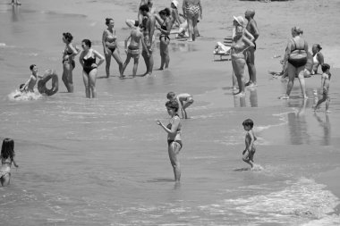 İtalya, Sicilya, Akdeniz, Güney kumlu kıyı şeridi, Cava D'Alica (Ragusa eyaleti); 12 Temmuz 2019, sahilde insanlar - Editörden