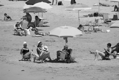 İtalya, Sicilya, Akdeniz, Güney kumlu kıyı şeridi, Cava D'Alica (Ragusa eyaleti); 12 Temmuz 2019, sahilde insanlar - Editörden