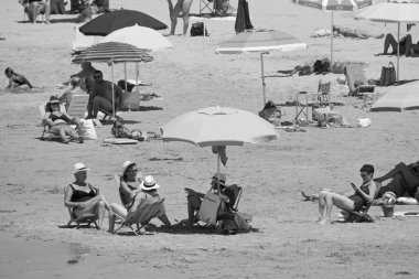 İtalya, Sicilya, Akdeniz, Güney kumlu kıyı şeridi, Cava D'Alica (Ragusa eyaleti); 12 Temmuz 2019, sahilde insanlar - Editörden