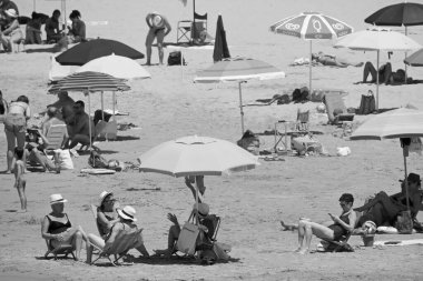 İtalya, Sicilya, Akdeniz, Güney kumlu kıyı şeridi, Cava D'Alica (Ragusa eyaleti); 12 Temmuz 2019, sahilde insanlar - Editörden