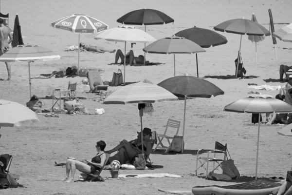 意大利 西西里岛 地中海 南部沙质海岸线 卡瓦达利卡 拉古萨省 2019年7月12日 海滩上的人们 — 图库照片