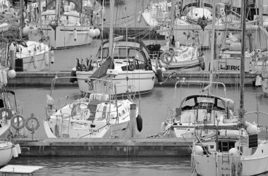 İtalya, Sicilya, Akdeniz, Marina di Ragusa (Ragusa Eyaleti); 21 Mart 2020, limanda yelkenli tekneleri - EDITORIAL