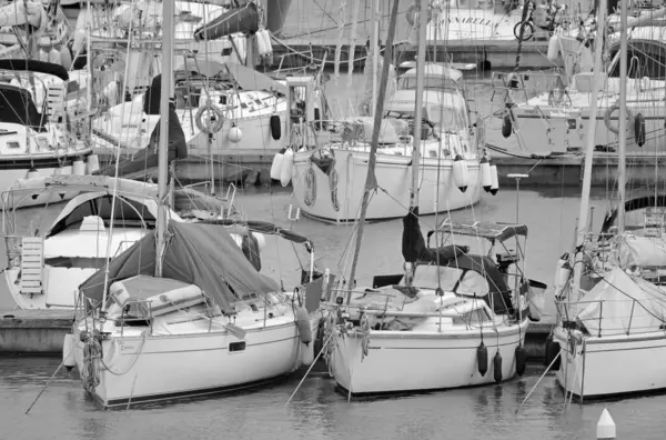 İtalya, Sicilya, Akdeniz, Marina di Ragusa (Ragusa Eyaleti); 21 Mart 2020, limanda yelkenli tekneleri - EDITORIAL