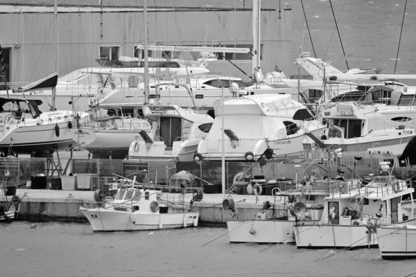 イタリア シチリア島 マリーナ ラグーザ ラグーザ州 3月2020 港でのシチリアの木製漁船や高級ヨット — ストック写真