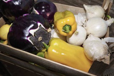 İtalya, Sicilya, ahşap bir kutuda taze sebzeler.