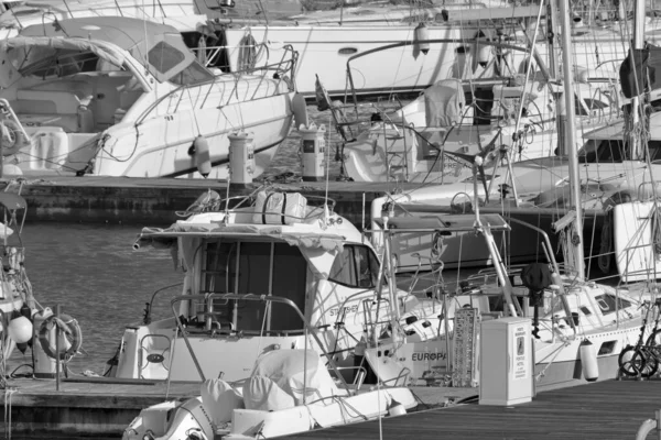 イタリア シチリア島 地中海 マリーナ ラグーザ ラグーザ州 2020年3月26日 港内のモーターボートや豪華ヨット Editorial — ストック写真