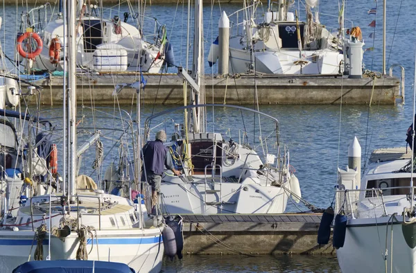 イタリア シチリア島 地中海 マリーナ ラグーザ ラグーザ州 2020年3月27日 港内の人々と豪華ヨット Editorial — ストック写真