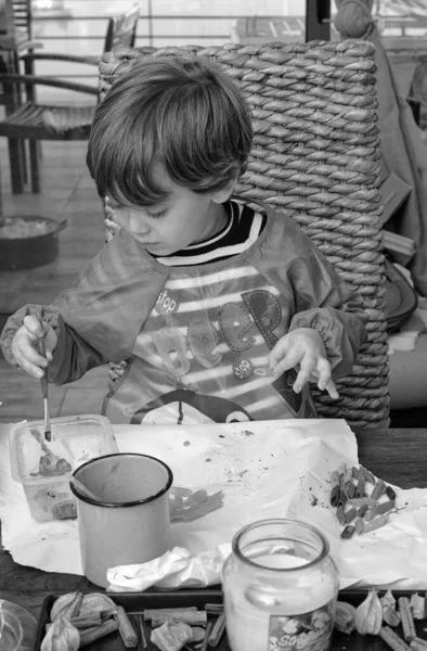 Enfant Mâle Ans Peignant Des Pâtes — Photo