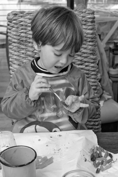 Enfant Mâle Ans Peignant Des Pâtes — Photo