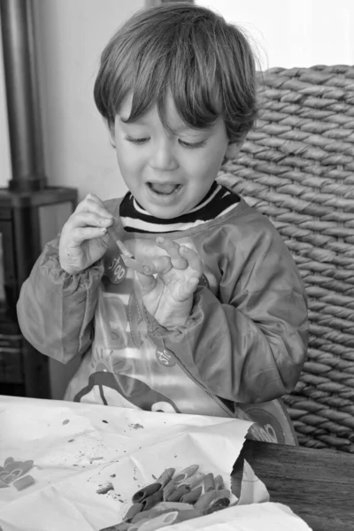 Gammal Man Barn Måla Lite Pasta — Stockfoto