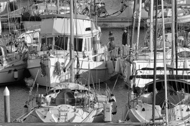 İtalya, Sicilya, Akdeniz, Marina di Ragusa (Ragusa Eyaleti); 28 Mart 2020, limandaki insanlar ve lüks yatlar - EDITORIAL