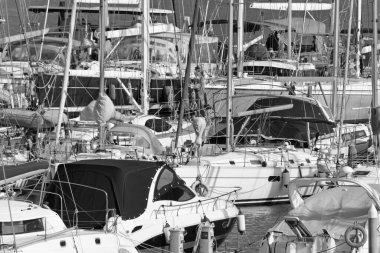 İtalya, Sicilya, Akdeniz, Marina di Ragusa (Ragusa ili); 29 Mart 2020, limanda lüks yatlar - EDITORIAL