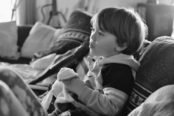 Jähriges Männliches Kind Beobachtet Fernseher Einem Haus — Stockfoto