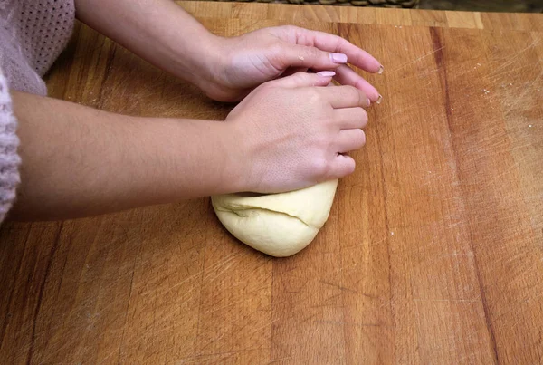 Alimentos Mujer Haciendo Pasta Casera Escritorio Madera Una Cocina — Foto de Stock