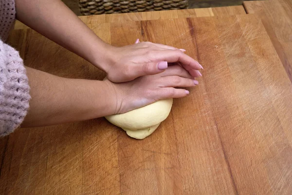 Food Γυναίκα Κάνει Σπιτικά Ζυμαρικά Ξύλινη Επιφάνεια Εργασίας Μιας Κουζίνας — Φωτογραφία Αρχείου
