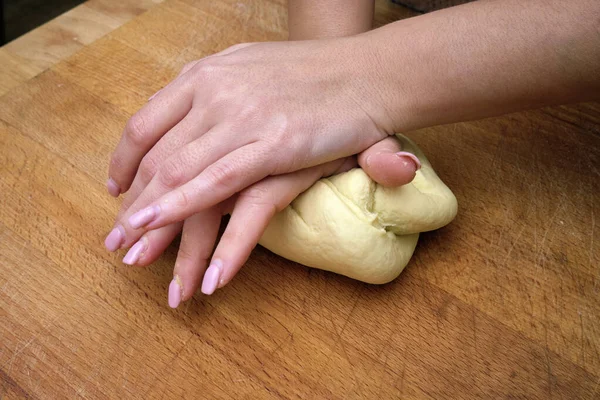 Alimentos Mujer Haciendo Pasta Casera Escritorio Madera Una Cocina — Foto de Stock