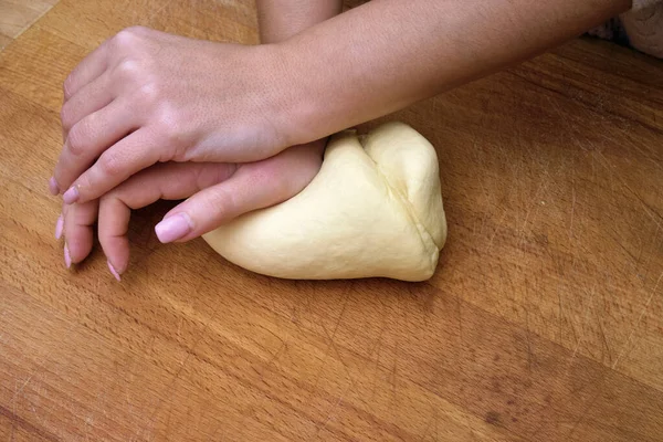 Alimentos Mujer Haciendo Pasta Casera Escritorio Madera Una Cocina — Foto de Stock