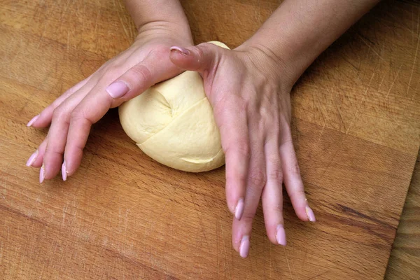 Alimentos Mujer Haciendo Pasta Casera Escritorio Madera Una Cocina — Foto de Stock