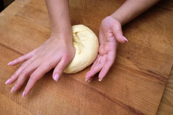 Alimentos Mujer Haciendo Pasta Casera Escritorio Madera Una Cocina — Foto de Stock