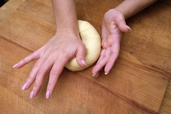 Alimentos Mujer Haciendo Pasta Casera Escritorio Madera Una Cocina — Foto de Stock