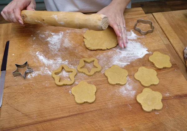 Alimentos Mujer Haciendo Galletas Caseras Escritorio Madera Una Cocina — Foto de Stock