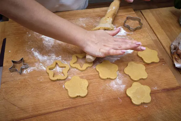 Alimentos Mujer Haciendo Galletas Caseras Escritorio Madera Una Cocina — Foto de Stock