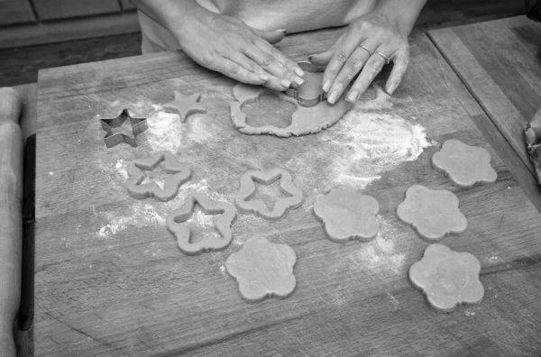 Alimentos Mujer Haciendo Galletas Caseras Escritorio Madera Una Cocina — Foto de Stock