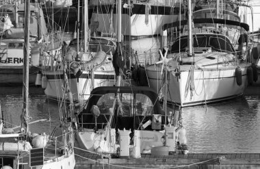 İtalya, Sicilya, Akdeniz, Marina di Ragusa (Ragusa Eyaleti); 3 Nisan 2020, limanda yelkenli tekneleri - EDITORIAL