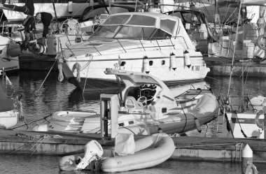 İtalya, Sicilya, Akdeniz, Marina di Ragusa (Ragusa Eyaleti); 3 Nisan 2020, limanda motosiklet, motorlu tekne ve lüks yatlar - EDITORIAL