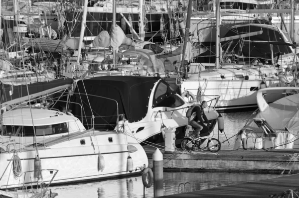 意大利 西西里 地中海 拉古萨海 拉古萨省 2020年4月3日 港口骑自行车和豪华游艇的男子 Editorial — 图库照片